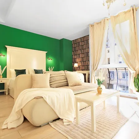 2 Min Walk To Main Square - Click For Info