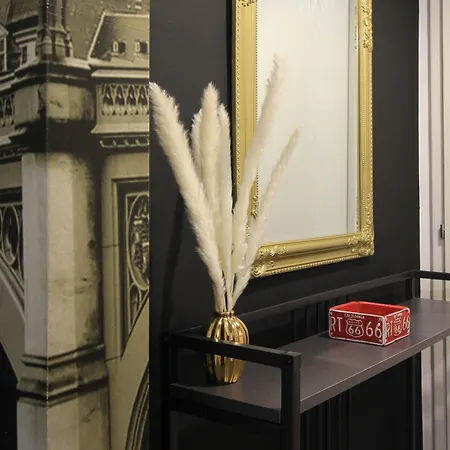 2 Min Walk To Main Square - Click For Info 아파트