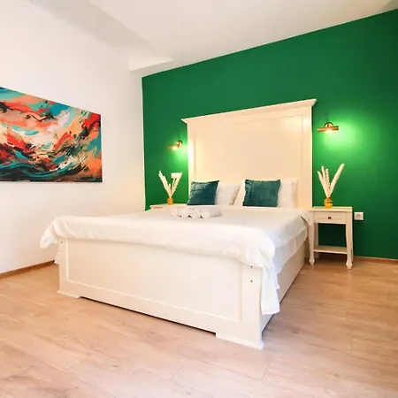 2 Min Walk To Main Square - Click For Info Διαμέρισμα