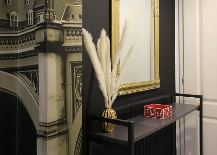 2 Min Walk To Main Square - Click For Info Apartment