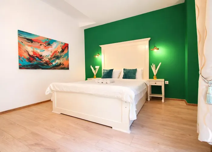 2 Min Walk To Main Square - Click For Info Apartment