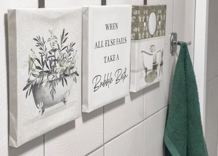 2 Min Walk To Main Square - Click For Info 아파트 *